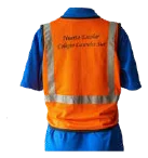 Chaleco reflectivo naranja con impresión del nombre de un colegio
